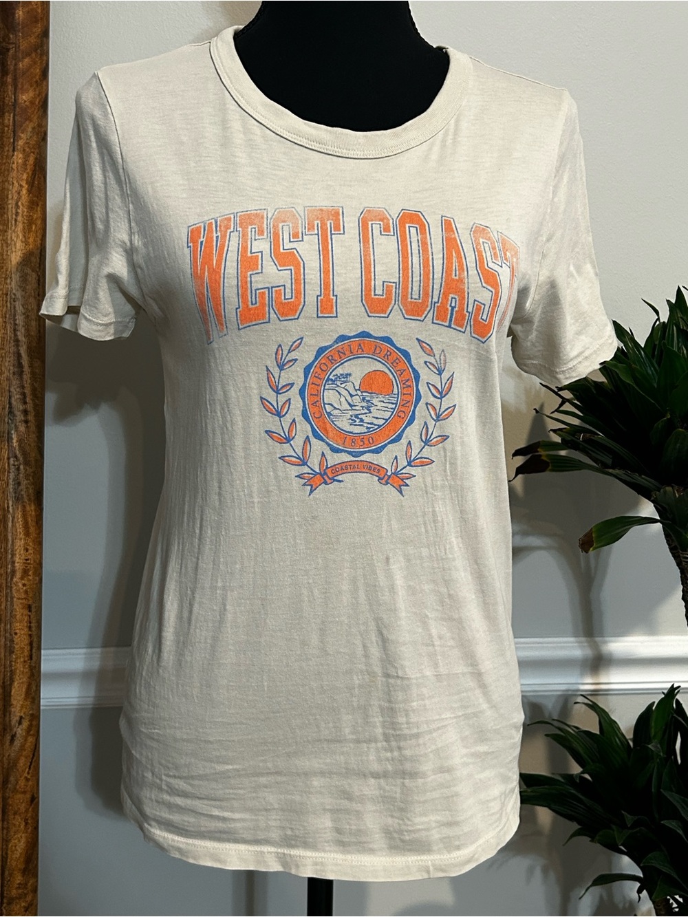 Old Navy Cream Short Sleeve Tee with Orange and Blue Graphic Size XS